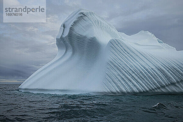 Eisberg im Wasser vor der Küste bei Tasiilaq  Ostgrönland