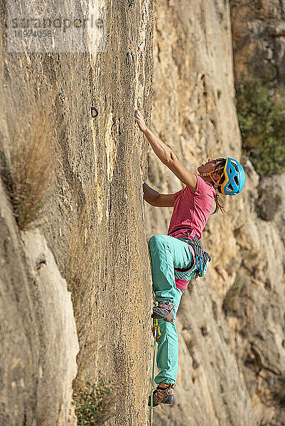 Bergsteigerin in Toix Est  Calpe  Costa Blanca  Provinz Alicante  Spanien