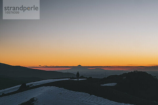 Junge Frau am Kraterrand des Mt. Taranaki bei Sonnenuntergang  Tongariro  Neuseeland