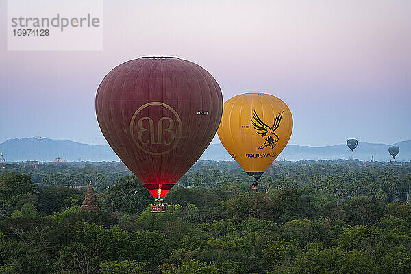 Alter Tempel in Bagan und Heißluftballons vor Sonnenaufgang  UNESCO  Alt-Bagan  Region Mandalay  Myanmar