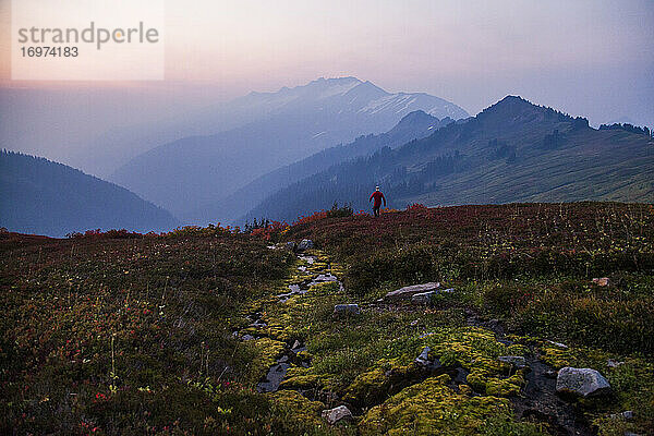 Ein Wanderer besteigt den Glacier Peak im frühen Morgenlicht in Washington.