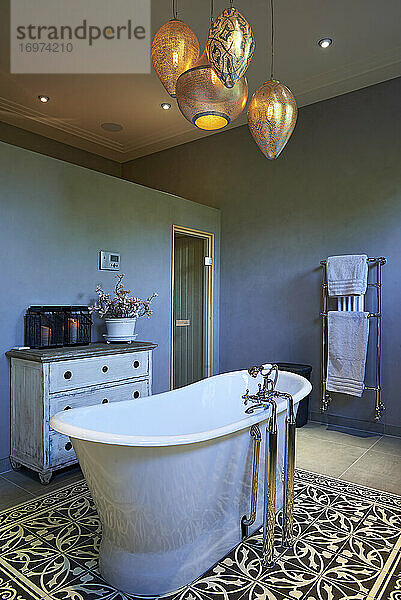 Designerbad mit freistehender Badewanne und schöner Ausstattung