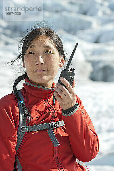 Frau mit Funkgerät auf dem Vatnajokull-Gletscher