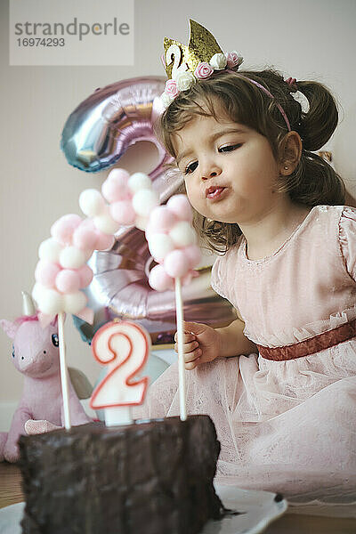 Ein 2-jähriges Mädchen feiert ihren Geburtstag