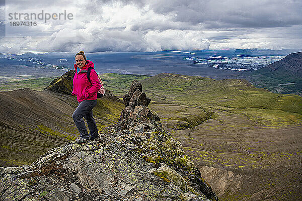 Frau beim Wandern im Skaftafell-Nationalpark in Südisland