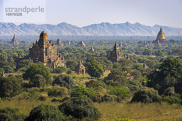 Idyllischer Blick auf die alten Tempel von Bagan  Bagan  Distrikt Mandalay