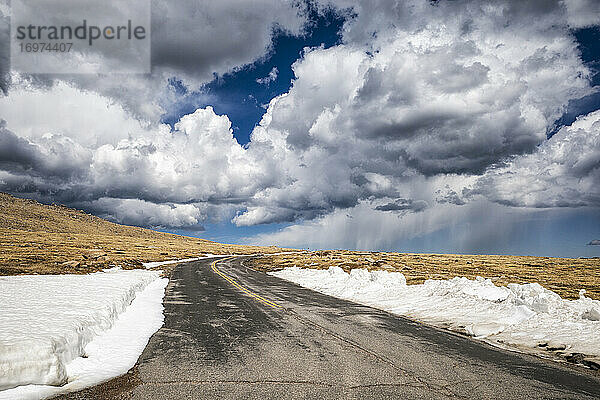 Höchste asphaltierte Straße Nordamerikas  die auf den Mount Evans  Colorado  führt