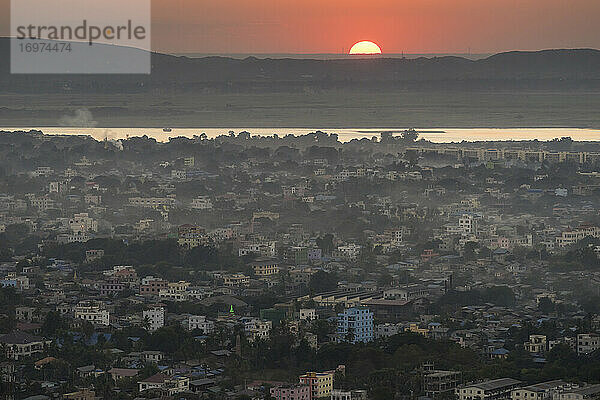 Erhöhter Blick auf Mandalay City bei Sonnenuntergang von Mandalay Hi aus gesehen