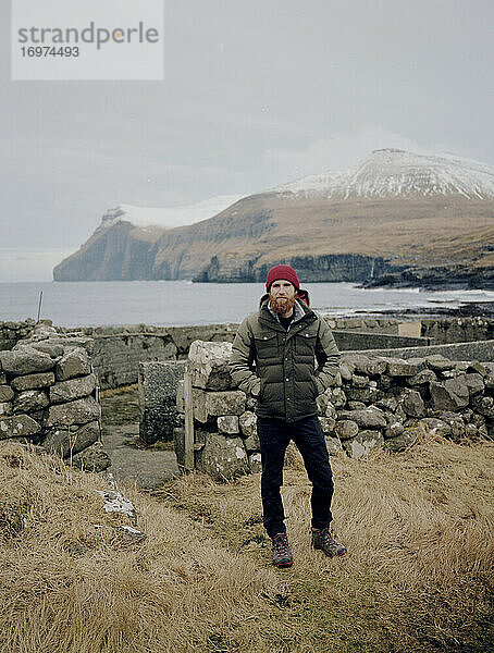 Porträt eines lächelnden männlichen Touristen auf den Färöer Inseln