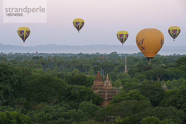 Alter Tempel in Bagan und Heißluftballons vor Sonnenaufgang  UNESCO  Alt-Bagan  Region Mandalay  Myanmar