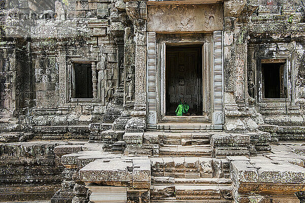 Tempeleingang in den antiken Ruinen von Angkor Wat