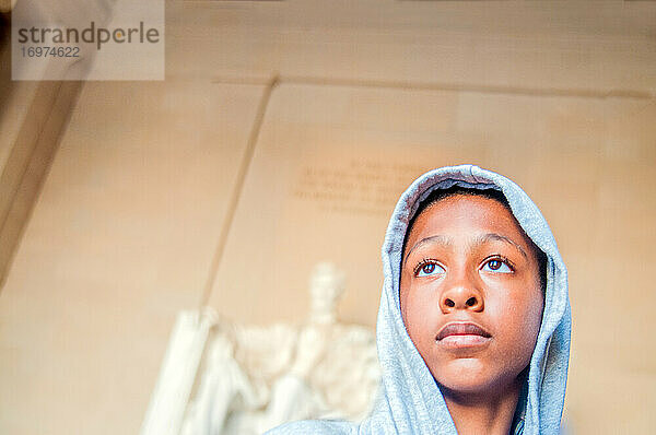 Junger afroamerikanischer Teenager vor dem Lincoln Memorial