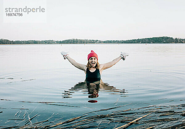 Nordische Frau beim Kaltwasserschwimmen in Schweden