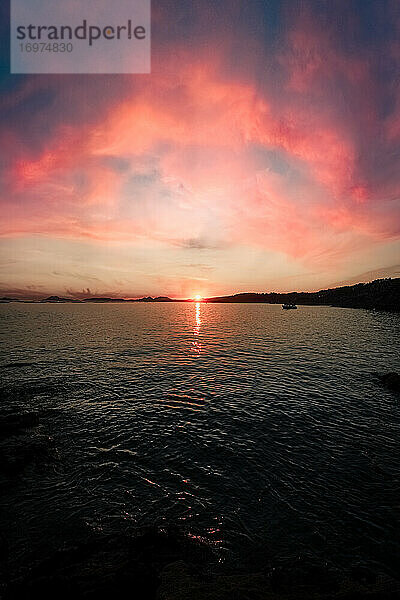 Dramatischer und farbenfroher Sonnenuntergang an der spanischen Küste