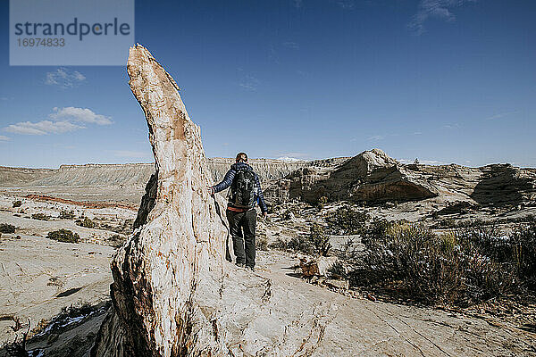 Frau wandert entlang eines scharfen Felsvorsprungs Capital Reef National Park  Utah