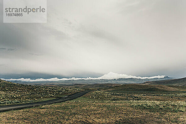 Eine Straße windet sich durch eine leere Landschaft in der Nähe von Owyhee  Oregon.