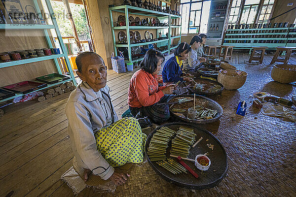 Burmesische Frauen bei der Herstellung von burmesischen Zigarren in der Zigarrenmanufaktur