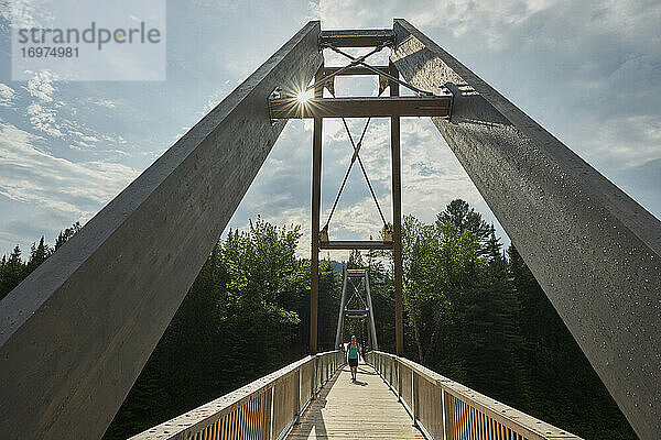 Spaziergang über eine Brücke im kanadischen Nationalpark