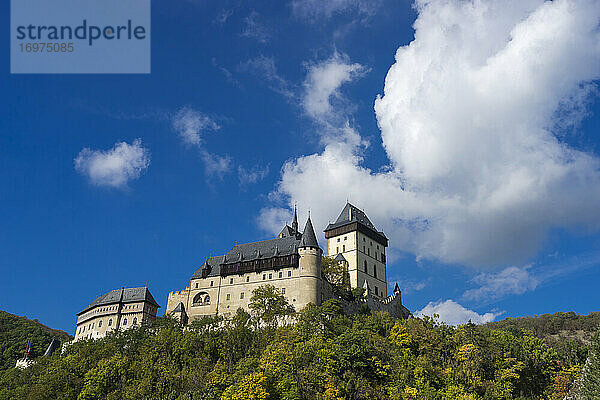 Tiefblick auf die Burg Karlstejn gegen den Himmel an einem sonnigen Tag  Karlstejn  Bezirk Beroun  Mittelböhmische Region  Tschechische Republik