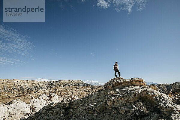 Wanderin betrachtet die Aussicht vom Gipfel des Capital Reef National Park