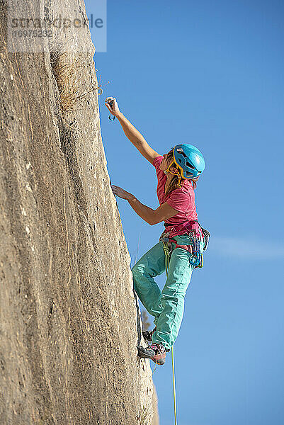 Bergsteigerin in Toix Est  Calpe  Costa Blanca  Provinz Alicante  Spanien