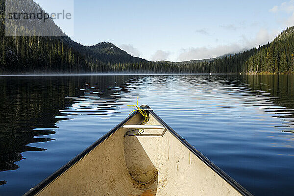 Bug eines Kanus auf einem ruhigen See in Kanada  umgeben von Wald