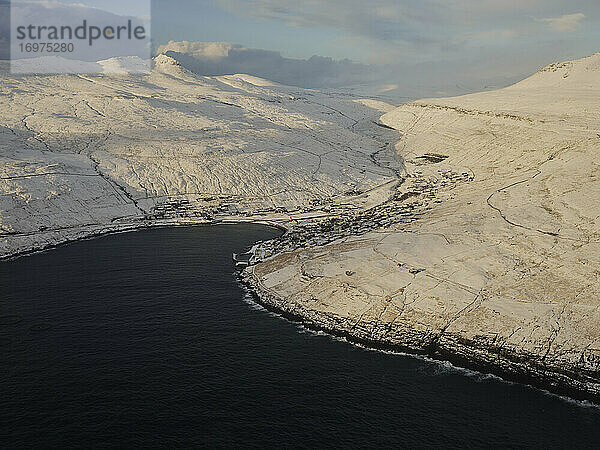 Luftaufnahme der Färöer Inseln im Winter