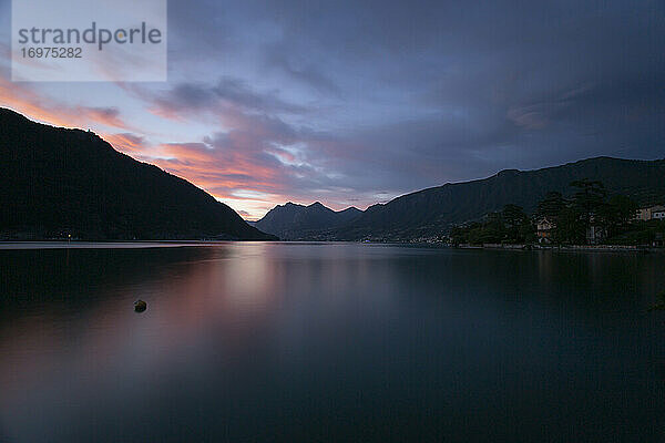 Langzeitbelichtung des Lago D'iseo bei Sonnenuntergang