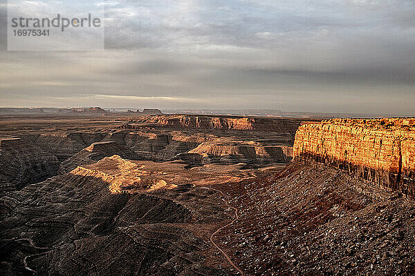 Sonnenaufgang über den Mesas und Canyons der Wüste im Süden Utahs.
