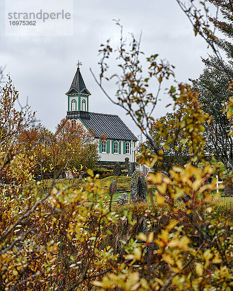 Herbstlandschaft mit kleiner Dorfkirche