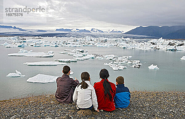 Familie bewundert den Blick auf den mächtigen Vatnajokull-Gletscher