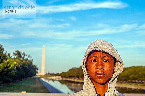 Junger afroamerikanischer Teenager vor dem Washington Memorial