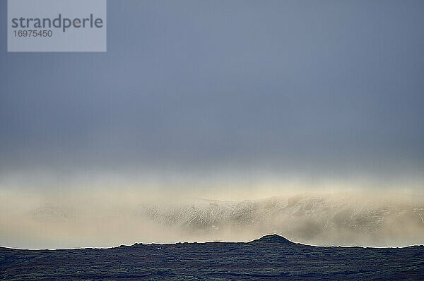 Nordische Landschaft eines Gebirgstals bei nebligem Wetter