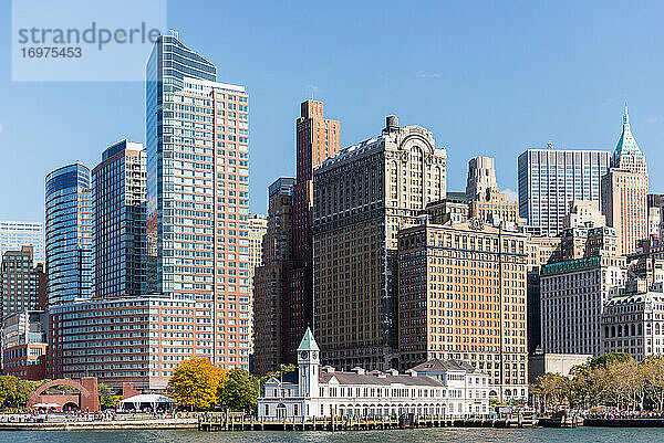 Blick vom Hudson River auf den Battery Park und den Süden Manhattans