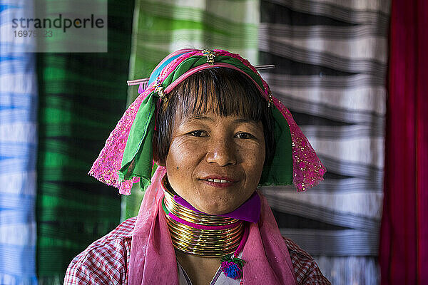 Porträt einer birmanischen Frau vom Stamm der Kayan in einer Textilwerkstatt