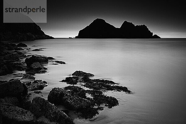 Moody Black & White Hollywell Bay Langzeitbelichtung