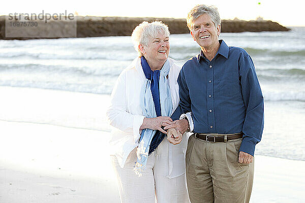 Verheiratetes Paar in den Siebzigern zeigt Zuneigung am Cold Storage Beach auf Cape Cod