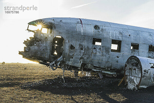 Sólheimasandur Flugzeugabsturz mit durchscheinender Sonne