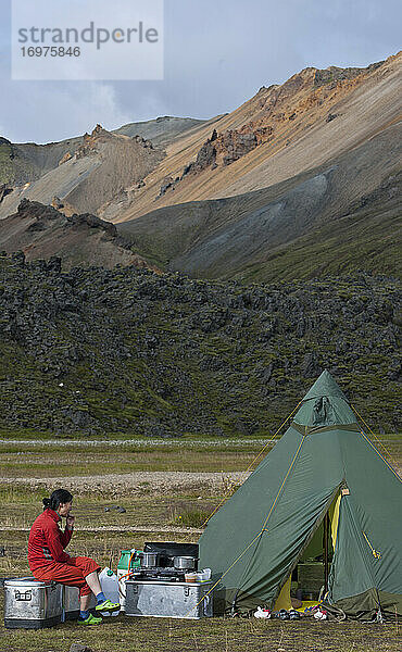 Frau vor ihrem Zelt im Hochland von Island