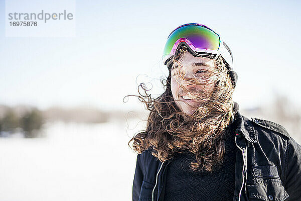 Junge Snowboarderin an einem schönen Wintertag im Freien