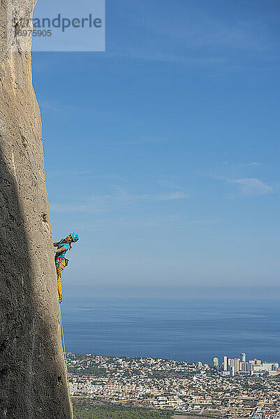 Felskletterin im Olta-Gebirge  Calpe  Costa Blanca  Provinz Alicante  Spanien