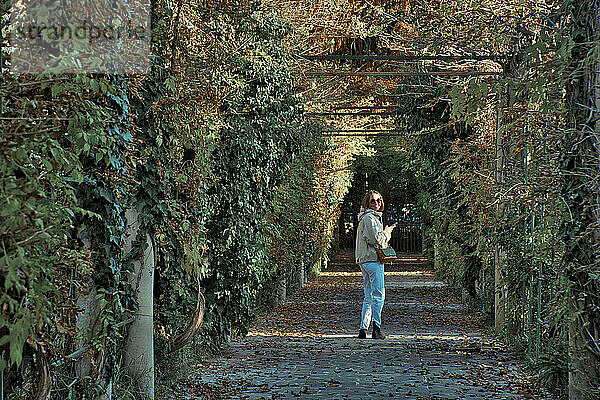 Frau geht im Herbst im Park spazieren
