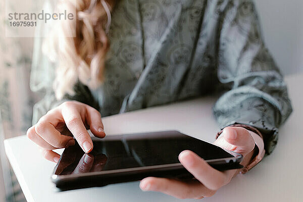 Junge Frau mit digitalem Tablet