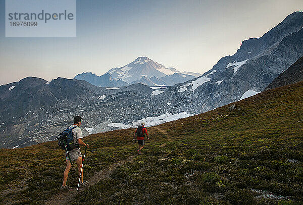 Zwei Wanderer klettern auf den Gipfel des Glaicer Peak in Washington.