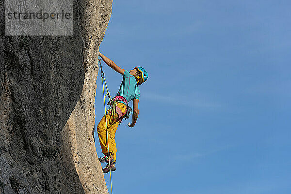 Felskletterin im Olta-Gebirge  Calpe  Costa Blanca  Provinz Alicante  Spanien