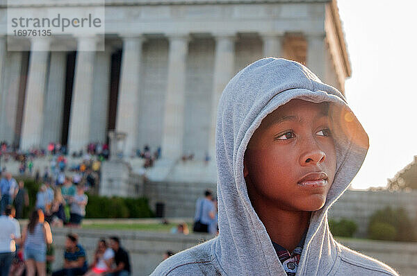 Junger afroamerikanischer Zwölfjähriger vor dem Lincoln Memorial