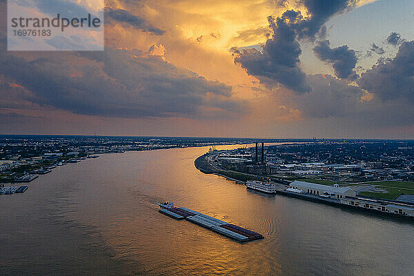 Ein Schiff ist auf dem Fluss in der Nähe von New Orleans am Abend von oben