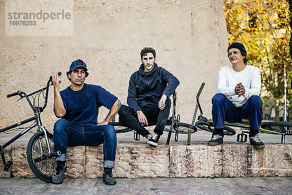 Drei Männer posieren mit ihren BMX-Fahrrädern in der Stadt Madrid Spanien
