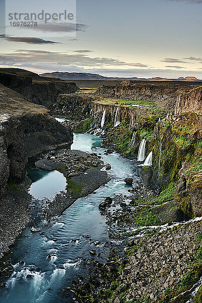 Wasserfälle und Fluss im Canyon am Abend