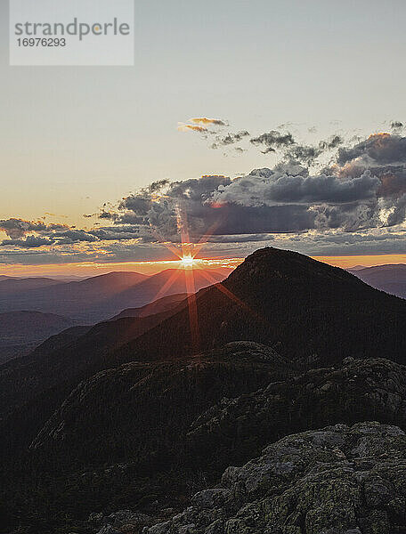 Schöner Sonnenuntergang über dem Appalachian Trail am Bigelow Mountain  Maine